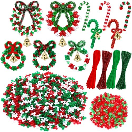 UPINS 2000-teiliges Weihnachtsperlen-Ornament-Set, Weihnachtsperlen in Rot, Grün und Weiß, dreifarbig, Kunststoffperlen, Pfeifenreiniger, goldene Glöckchen zum Aufhängen am Weihnachtsbaum | Rote grün-weiße Perlen, goldene Glocken, zum Aufhängen von Baumkranz, Stangen, Schmuckherstellung, Weihnachts-Bastelset