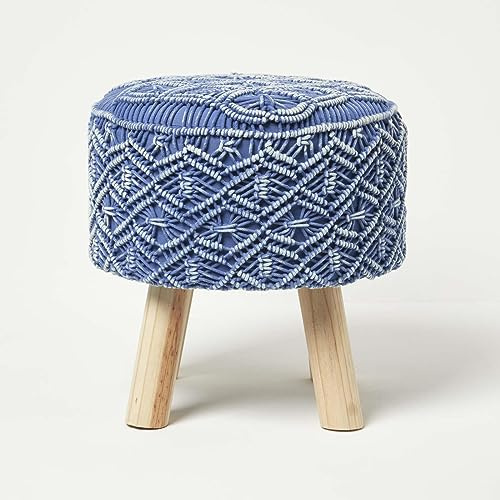HOMESCAPES Pouf lavorato a maglia macramè blu su gambe all'uncinetto rotondo poggiapiedi 100% cotone intrecciato design alto 43 cm