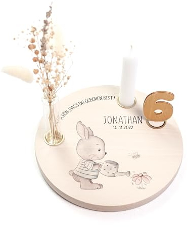 Nord-Kind® Geburtstagsteller personalisiert – Hase 1 | Personalisiert aus Buchenholz, inkl. Kerze, Vase, Zahlen und Haltern; 20 cm.