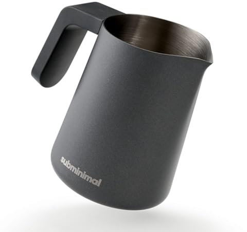 Subminimal FlowTip Bricco Latte in Acciaio Inox per Latte Art, Bilanciato ed Ergonomico, Resistente al Calore, Compatibile con Fornelli a Gas e Induzione, Nero (Nero)