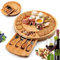 BAMBOOLEUM® Tabla de quesos redonda de bambú con cuatro cuchillos en cajones con cierre magnético