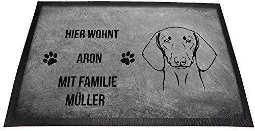 Tierisch-tolle Geschenke Dackel Kurzhaar Fußmatte mit Namen für innen & außen | Hier wohnt (Name1) mit Familie (Name2) | rutschfest | Waschbar | Fussmatte personalisiert | (Grau)