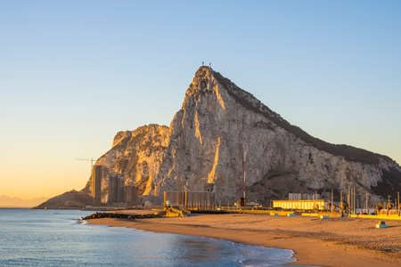 Holz-Bild 80 x 50 cm: Blick auf den Felsen von Gibraltar im Mittelmeer bei Sonnenaufgang. (180949201)