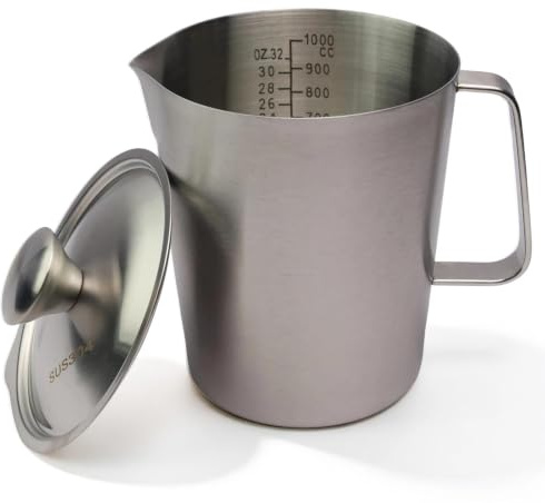 TIANLIN Pentolino Latte 1000CC(ml), Bricco Latte con Coperchio, Professionale Brocca in Schiuma con Manico, Bollilatte Acciaio Inox Doppia Scala, per Lattes, Succo, Caffè