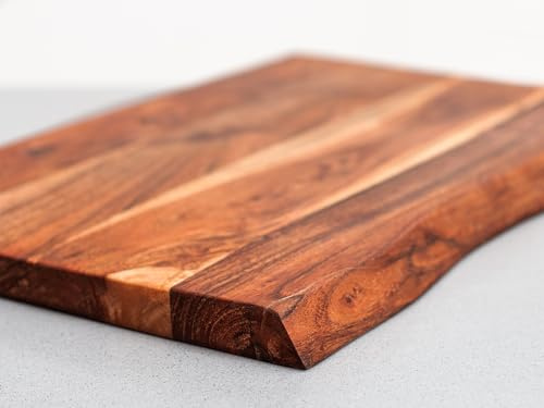 Schneidebrett aus Akazienholz mit Baumkante – Holzbrett zum Schneiden und Servieren (38x30-3 cm)