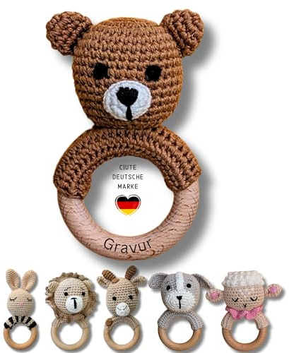 C|UTE – Babyrassel mit Namen ab 0 Monate | Greifling Baby personalisiert aus Baumwolle und Holz | Geschenk zur Geburt, Taufgeschenk Junge & Mädchen, personalisierte Geschenke Baby (Bär, mit Gravur)
