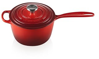 Le Creuset Signature Stielkasserolle aus Gusseisen, Rund, Ø 18 cm, 1,8 l, Für alle Herdarten inkl. Induktion geeignet, 2,942 kg, Kirschrot, 21181180602430