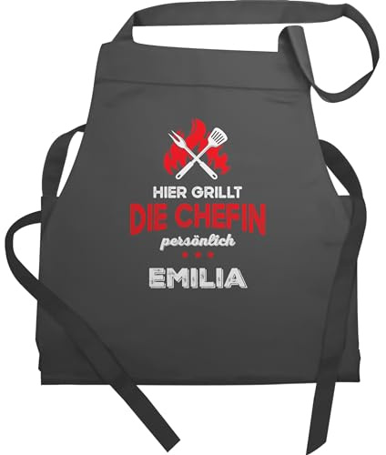 Geschenk mit Namen personalisiert by Shirtracer - Schürze - Grillschürze Damen - Hier grillt die Chefin persönlich mit Name I Lustig Grillen Frauen I Geschenk Grillen personalisiert