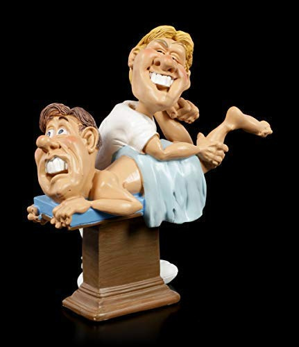 Figuren Shop GmbH Karrikatur Funny Job Figur - Chiropraktiker renkt Patienten EIN | Witzige Dekofigur, handbemalt