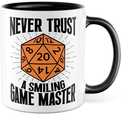 Game Master Tasse mit Spruch - Never Trust a Smiling Game Master - Kaffeetasse aus Keramik 330ml - Brettspiele Spieleabend Dungoens & Dragons Geschenkidee Kaffee-Becher