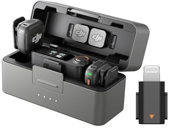DJI Mic 3 (2 trasmettitore, 1 ricevitore, base di ricarica) con adattatore USB C a Lighting, microfono lavalier wireless per iPhone/fotocamera/Android, microfono a clip per Tiktok Podcast Content