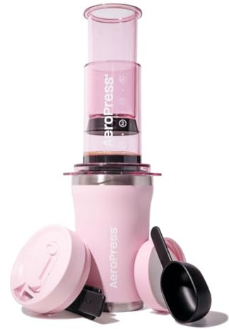 AeroPress Go Plus, piccola macchina da caffè portatile per viaggi e campeggio, metodo di preparazione 3 in 1 combina pressa francese, pourover, espresso, caffè corposo senza amarezza (rosa)