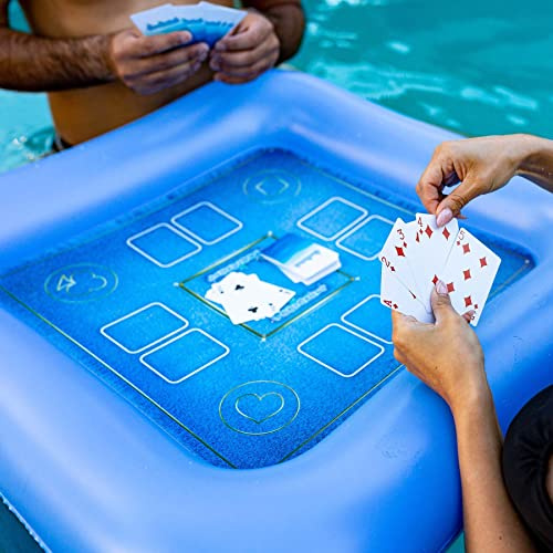 Poolcandy Schwimmender Spieltisch mit wasserdichten Spielkarten Aufblasbar, Pannensicheres Vinyl, Selbstschwimmender Kartentisch für Poolpartys und Ausflüge zum Strand oder See