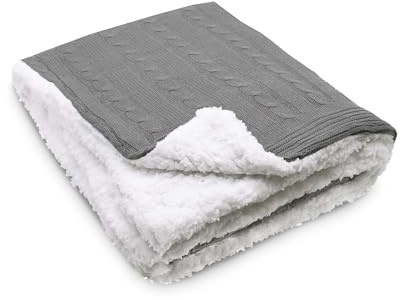 ZOLLNER24 Kuscheldecke in 150x200 cm - kuschelige Wendedecke - waschbar bis 30°C – Strickdecke mit flauschigem Lammfellimitat - Hotelwäschequalität