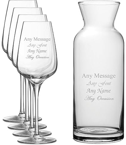 Sublym Lot de 4 verres à vin et carafe de village gravés personnalisables, personnalisables avec n'importe quel message pour toute occasion, stylisez à partir d'une variété de polices, boîtes cadeaux