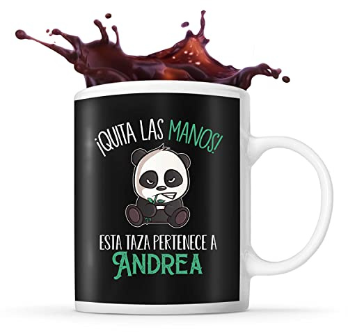 Planetee Taza con el nombre Andrea | Esta taza pertenece a nombre | Taza de café y té con un simpático pero malhumorado panda. Original idea para regalar a un amigo, familiar o colega