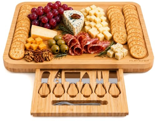 NutriChef Plateau Fromage Bambou – Set Charcuterie avec Fourchette Acier Inox, Couteaux, Style Rustique Minimaliste, Plat Présentation Nourriture, Cadeaux Uniques Inauguration