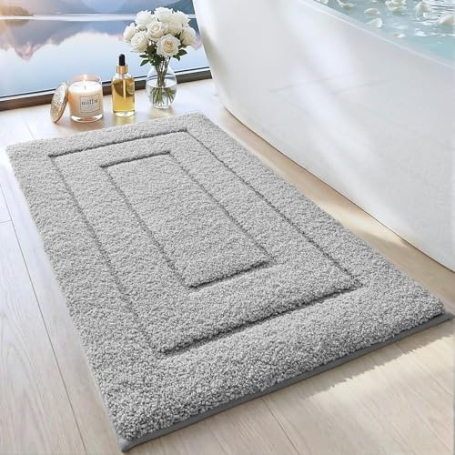 DEXI Badematte rutschfeste, weicher Mikrofaser, Hellgrau, 50 x 80 cm | Super saugfähiger Badezimmerteppich, maschinenwaschbarer Badteppich, dicker Badvorleger für Dusche, Badewanne und Toilette