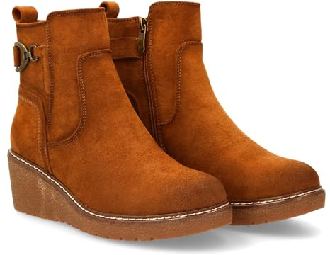 97144 Botin para Mujer con Cuna Comoda para Usar en el Dia a Dia. Adorno metalico Lateral con Estribo, Cierre Interior de Cremallera. Camel Talla 39