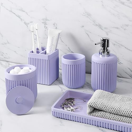 XLHOMO Lot de 5 Accessoires de Salle de Bain en résine Violet Clair, Distributeur de Savon, Porte-Brosse à Dents, gobelet de Salle de Bain, Support Qtip et Plateau de Coiffeuse, Ensemble de Rangement