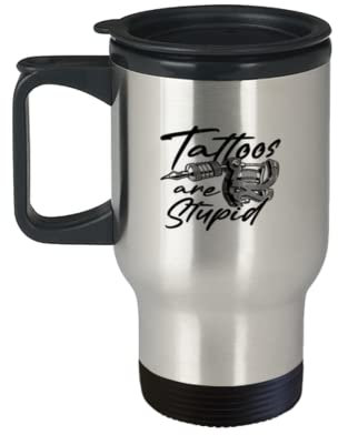 Kaffeetasse mit lustiger Tattoo-Kunst, dumm