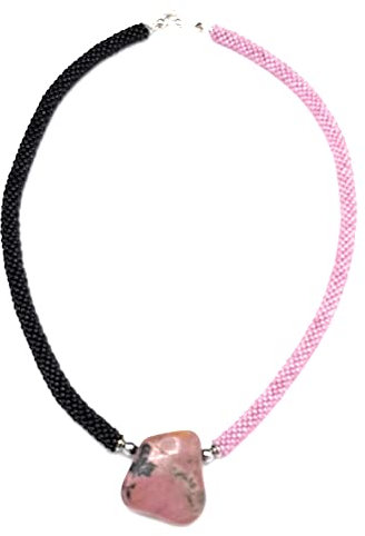 Rhodonit an schwarz-rosafarbener Häkelkette