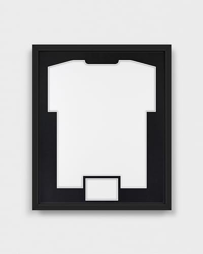 ARTIS Frametheshirt Premium - Trikotrahmen Fußball, Bilderrahmen für Trikot – Objektrahmen - 53,4x63,4x5 cm - Holz-Rahmen in Schwarz - Trikotrahmen Handball, Volleyball, Sporttrikots - Jersey Frame