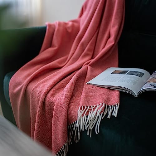 Linen & Cotton Decke Wolldecke Merino Wolle Wohndecke Kuscheldecke Stonewold mit Fischgrätenmuster - 100% Merinowolle, Koralle Rosa Naturfarben (140 x 200 cm) Sofadecke Überwurf Schurwolle Plaid Sofa