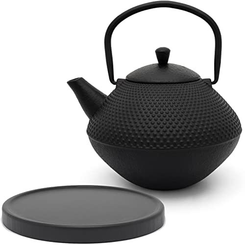 Bredemeijer Teekanne Set Gusseisen 1.0 Liter - mit Edelstahl Tee-Filter Sieb-Einsatz - schwarzem Holz Untersetzer - 2-teiliges Teeset für losen Tee
