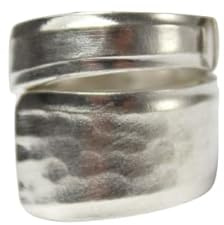 Hammerschlag Besteckschmuck-Ring, etwa der Größe 62 (19,8 mm), hergestellt aus einem Besteckteil.