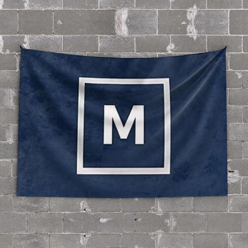 Divertida decoración de habitación, la letra M se muestra en blanco sobre un fondo azul. Tapiz para decoración de puerta de dormitorio (100 x 150 cm)