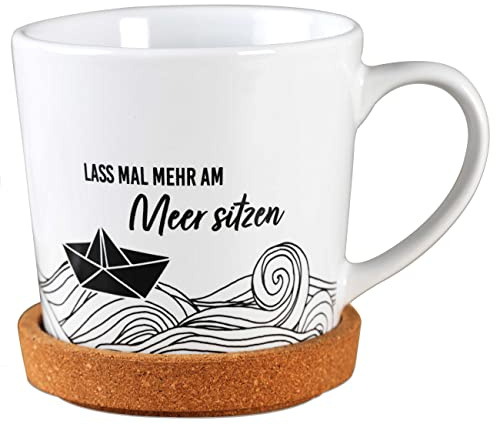 Papierdrachen Hochwertige Tasse aus Keramik mit passendem Kork Untersetzer - Tischdeko - Kaffeetisch - Kaffeetasse - Lass mal mehr am Meer sitzen - für Kaffee, Tee und mehr
