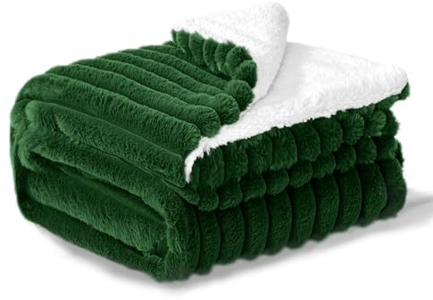 BEDELITE warme Decke Sherpa Kuscheldecke Flauschig Dunkelgrün 125x150 | dicke Deko Fleecedecke, Cord Überwurf für Wohnzimmer und Schlafzimmer, weiche Wohndecke, Tagesdecke, das ideale Geschenk
