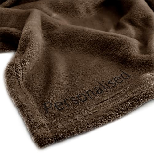 DecoKing Personalisierte Kuscheldecke 160x210 cm Braun Decke mit Namen Bestickt Microfaser Tagesdecke Fleece Mic