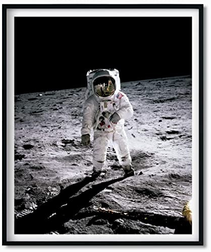 Astrography Kunstdrucke The First Moonwalk - Poster Weltall Deko für Büro, Wohnzimmer, Schlafzimmer - Geschenk zum thema Space, NASA und Astronomie (70 x 50 cm)
