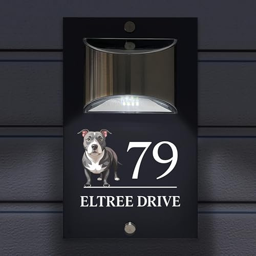 Plaque Numéro Maison Solaire Personnalisée avec Chien, Plaque Adresse Extérieure LED Étanche Impression UV, Numéro Maison Lumineux, Installation Vis ou Adhésif pour Mur Porte Jardin (Style 1)