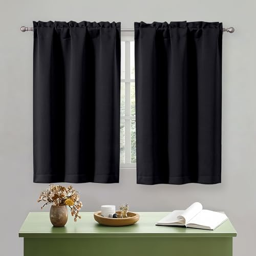 OWENIE Lot de 2 Rideaux occultants Courts Noirs de 114 cm de Long pour Petite fenêtre de Cuisine, Chambre à Coucher, Rideaux d'intimité avec Passe-Tringle, pour Salle de Bain, sous-Sol, Camping-Car