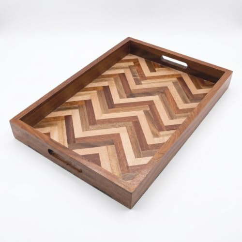 Hochwertiges Echtholz Tablett im zeitlosen Fischgrat Design- 48 cm x 33 cm x 5 cm - langlebiges, Robustes Holztablett als großes Serviertablett für Küche und Deko - abwischbare Servierplatte