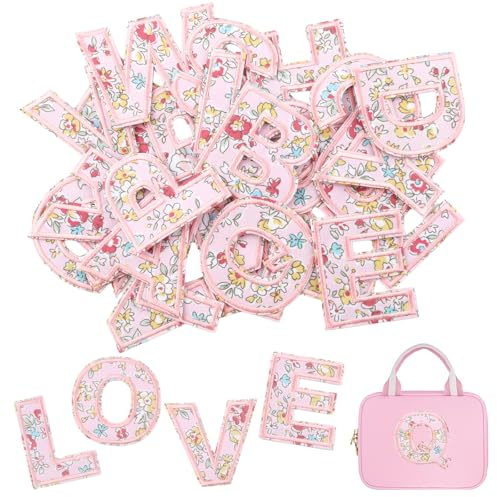 Selbstklebende Buchstabenaufnäher für Mädchenkleidung: 26 Stück rosa Blumen-Buchstaben Aufnäher A-Z Alphabet Applikationen – Süße Stoffbuchstaben Aufkleber für Jacken Hüte Taschen DIY Handwerk