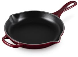 LE CREUSET Signature Gusseisen Brat- und Servierpfanne, Rund, Ø 23 cm, Für alle Herdarten inkl; induktion geeignet, 1,93 kg, Garnet, 20182239490422