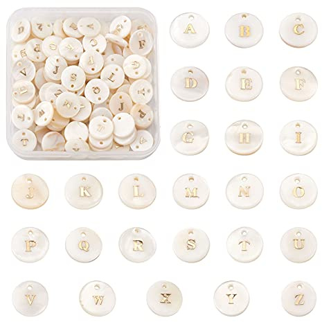 Beadthoven - 104 ciondoli conchiglia d'acqua dolce bianca rotonda piatta con lettere dorate dalla A alla Z, ciondolo conchiglia per creare gioielli estivi, foro: 1,5 mm