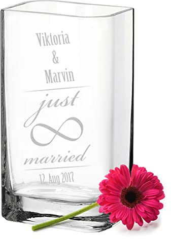 Leonardo Glas Blumenvase mit personalisierter Gravur - handgefertigte Tulpenvase - Vase für Blumen - Geschenkidee zur Hochzeit für Brautpaar - Motiv just Married mit Unendlichkeitszeichen