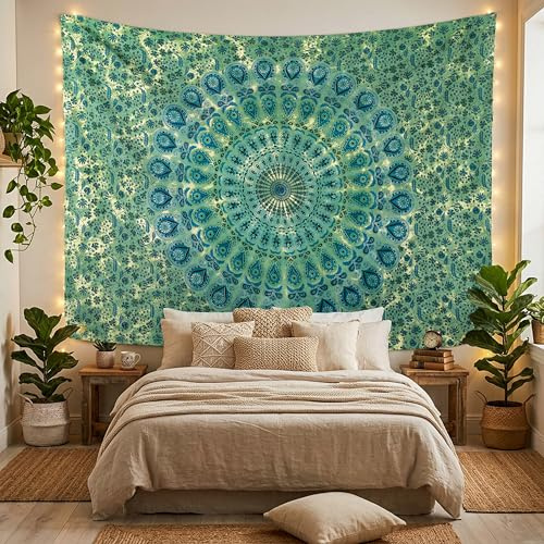 FURNISHFUL FINESSE Wandteppich, Mandala-Pfau, Grün, 137 x 213 cm | Dekorative Baumwoll-Wanddecke für Wohnzimmer, Schlafzimmer oder Boho-Räume; vielseitig als Wandbehang und Heimdeko.