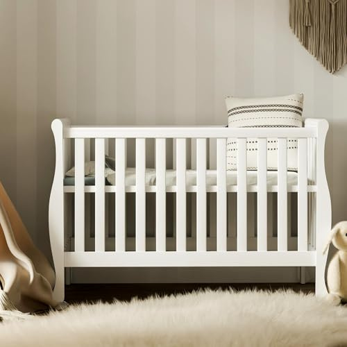 Babybett Gala 120x60 cm – Elegantes Kinderbett in Weiß mit ausziehbarer Barriere – Umwandelbar in Tagesbett, aus hochwertigem Kiefernholz & MDF, ideal als Baby Bett & Gitterbett