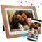 Denver Digitaler Bilderrahmen Holz 10,1 Zoll mit WLAN - FRAMEO Digital Photo Frame mit Touchscreen & 16 GB Speicher - Elektrischer Bilderrahmen mit App‑Steuerung - USB & microSD - Light Wood