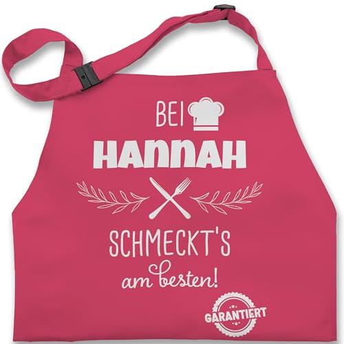 Geschenk mit Namen personalisiert by Shirtracer - Kinderschürze Schürze Kinder Jungen Mädchen - Kochschürze - Bei Name schmeckts am besten I Geschenk Kochen Oma I Mama I Opa I Papa