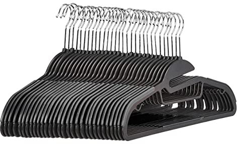 Amazon Basics Strapazierfähige Kunststoff-Kleiderbügel, mit rutschfestem Gummiüberzug und horizontalem Steg, 30er-Pack, Grau
