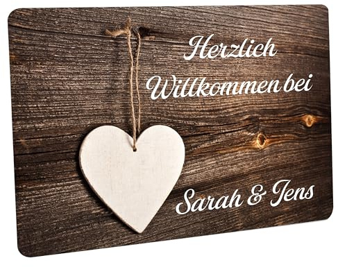 Crealuxe Fussmatte personalisiert - Paare & Familie mit Name - Fußmatte 60x40cm, Schmutzmatte, Türvorleger Innen & Aussen, Geschenkidee zum Einzug, Motiv Holzherz am Nagel