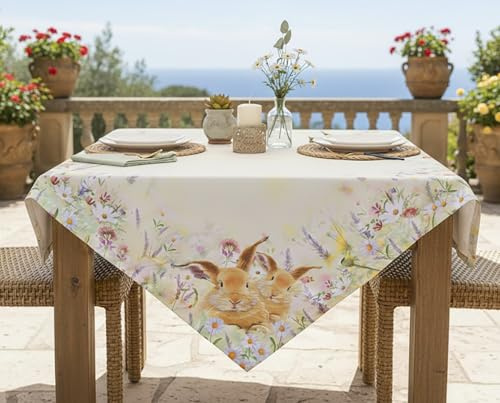 KAMACA Tischdecke Ostern & Frühling – 85x85 cm Mitteldecke Motiv Hasen auf der Blumenwiese – Bunte Ostertischdecke waschbar – Dekorative Tischwäsche für Küche & Wohnzimmer