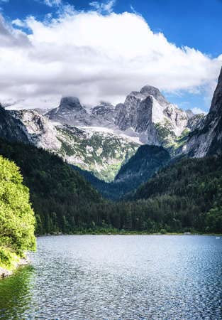 Acryl-Bild 60 x 90 cm: Der Gosau -See ist ein kleiner Bergsee, eingebettet in wunderschöner Natur mit Blick auf die Dachstein -Berge.(152120983)